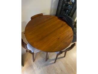 bruine ronde tafel met4 stoelen / 1 jaar oud