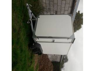 gesloten aanhangwagen met zijdeur