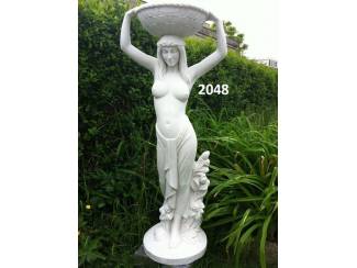 Vrouw met schaal. nr 2048.