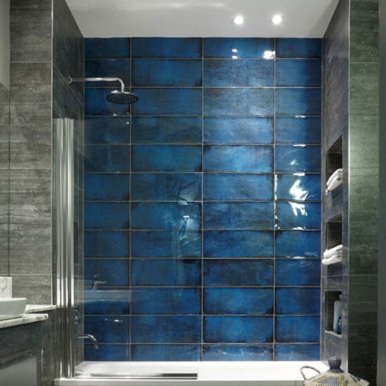 Creëer Een Serene Badkamer Met Blauwe Tegels
